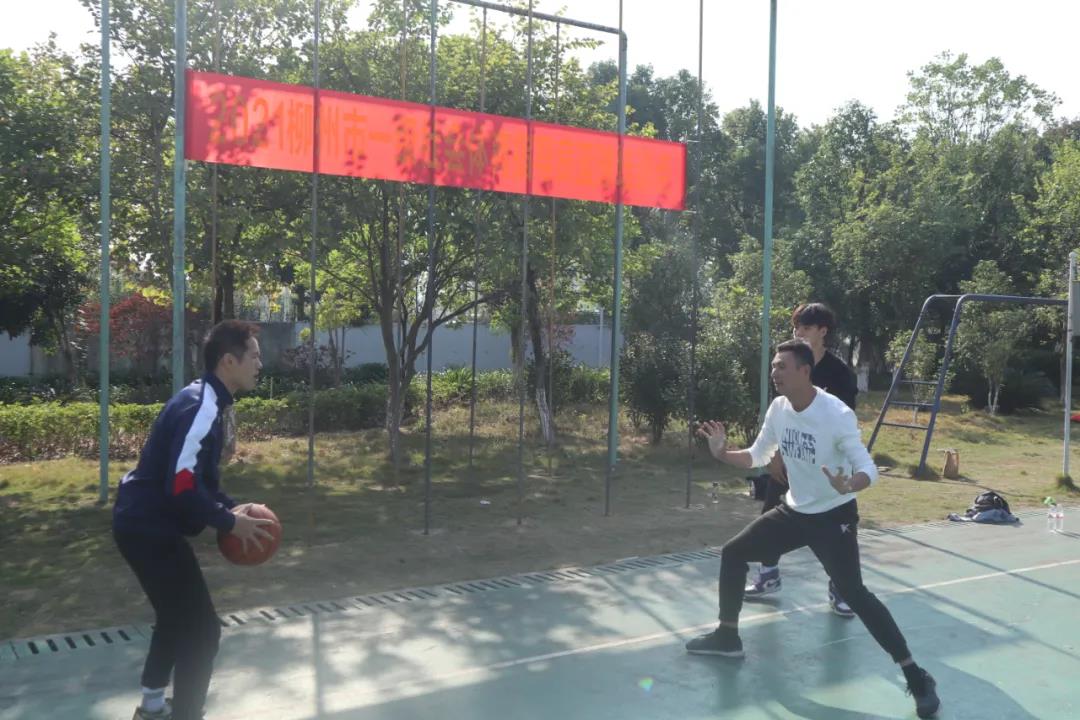 篮球项目学员进行运传球专项训练.jpg